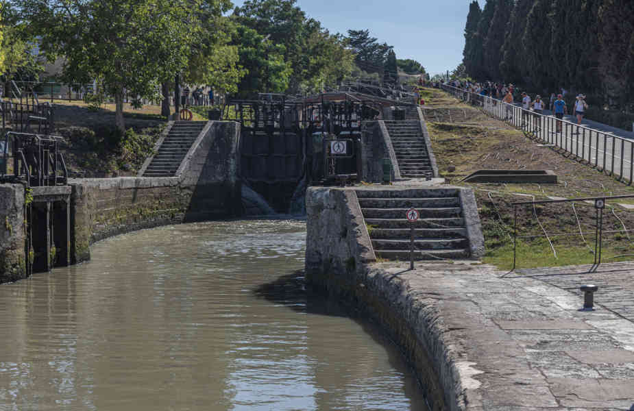 Francia - Beziérs 043 - Canal du Midi - Les 9 Écluses de Fonseranes.jpg